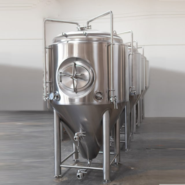 Equipo de cervecería de cerveza de acero inoxidable 1000L disponible Sistema de elaboración de cerveza de tres recipientes en Italia